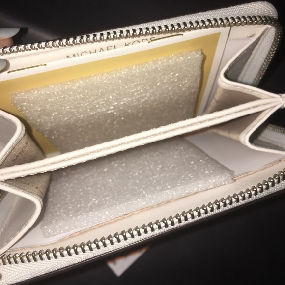 ♦️SALE♦️MICHAEL Michael Kors Zip Around Case - Picture 4 of 4